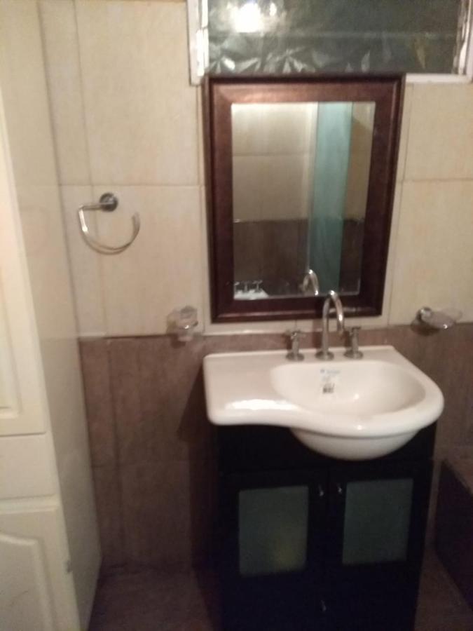 Отель Luis'S House Ezeiza Airport Монте-Гранде Экстерьер фото